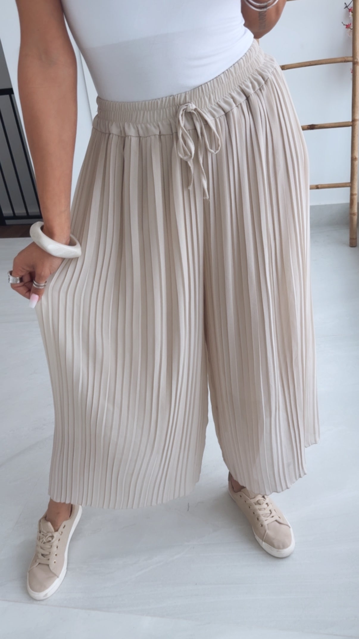 Pantalón plisado Beige