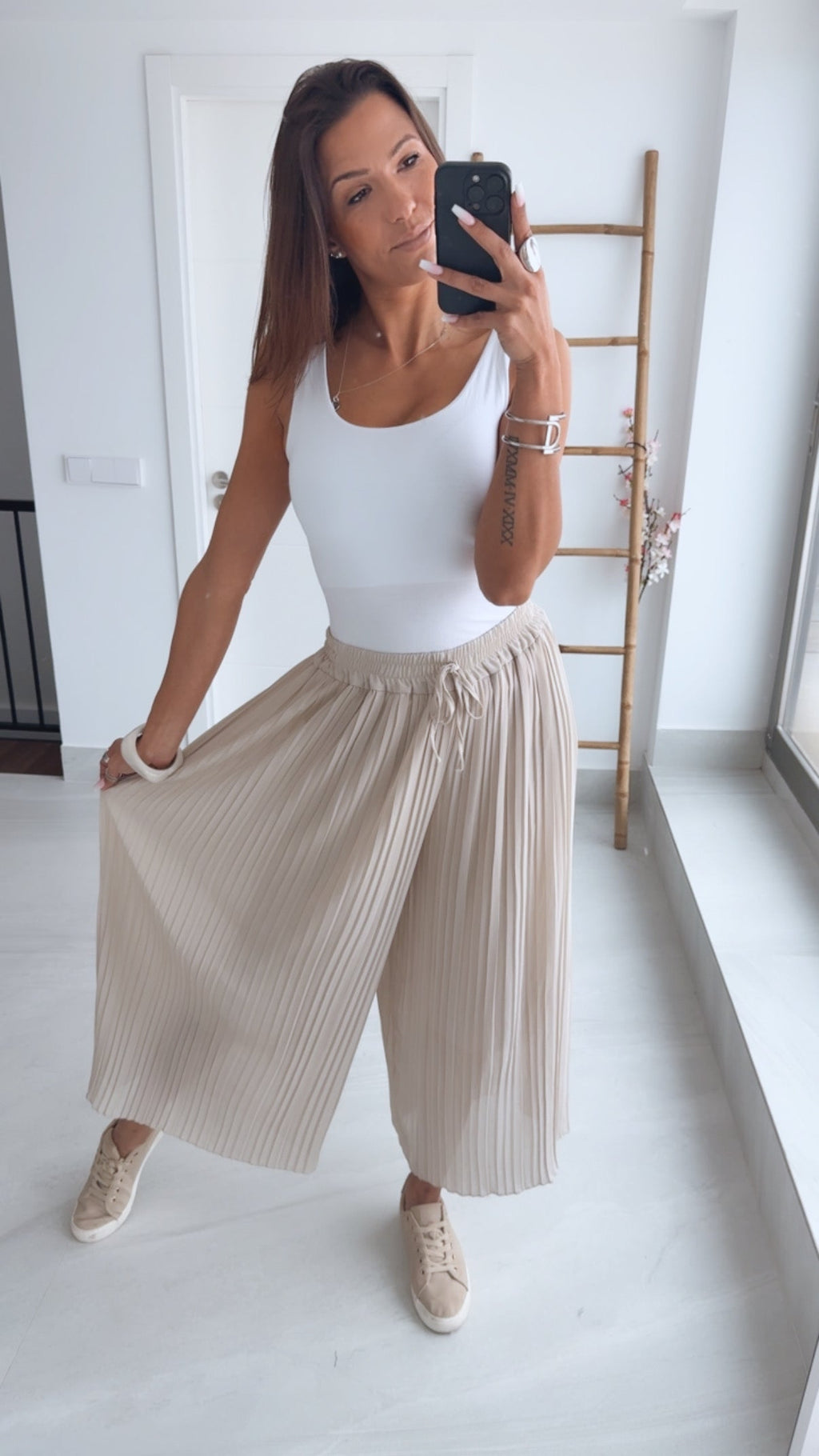 Pantalón plisado Beige
