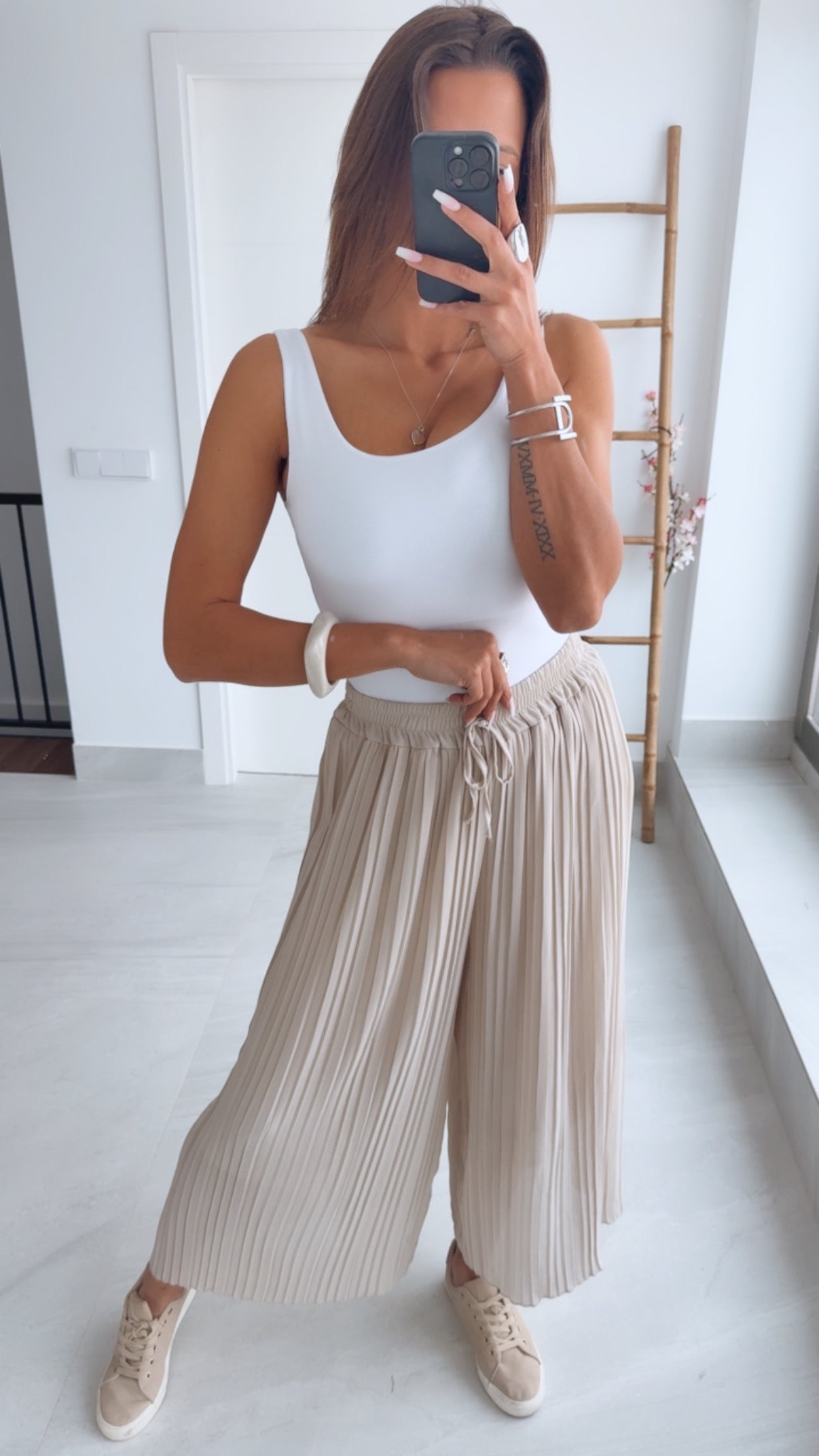 Pantalón plisado Beige
