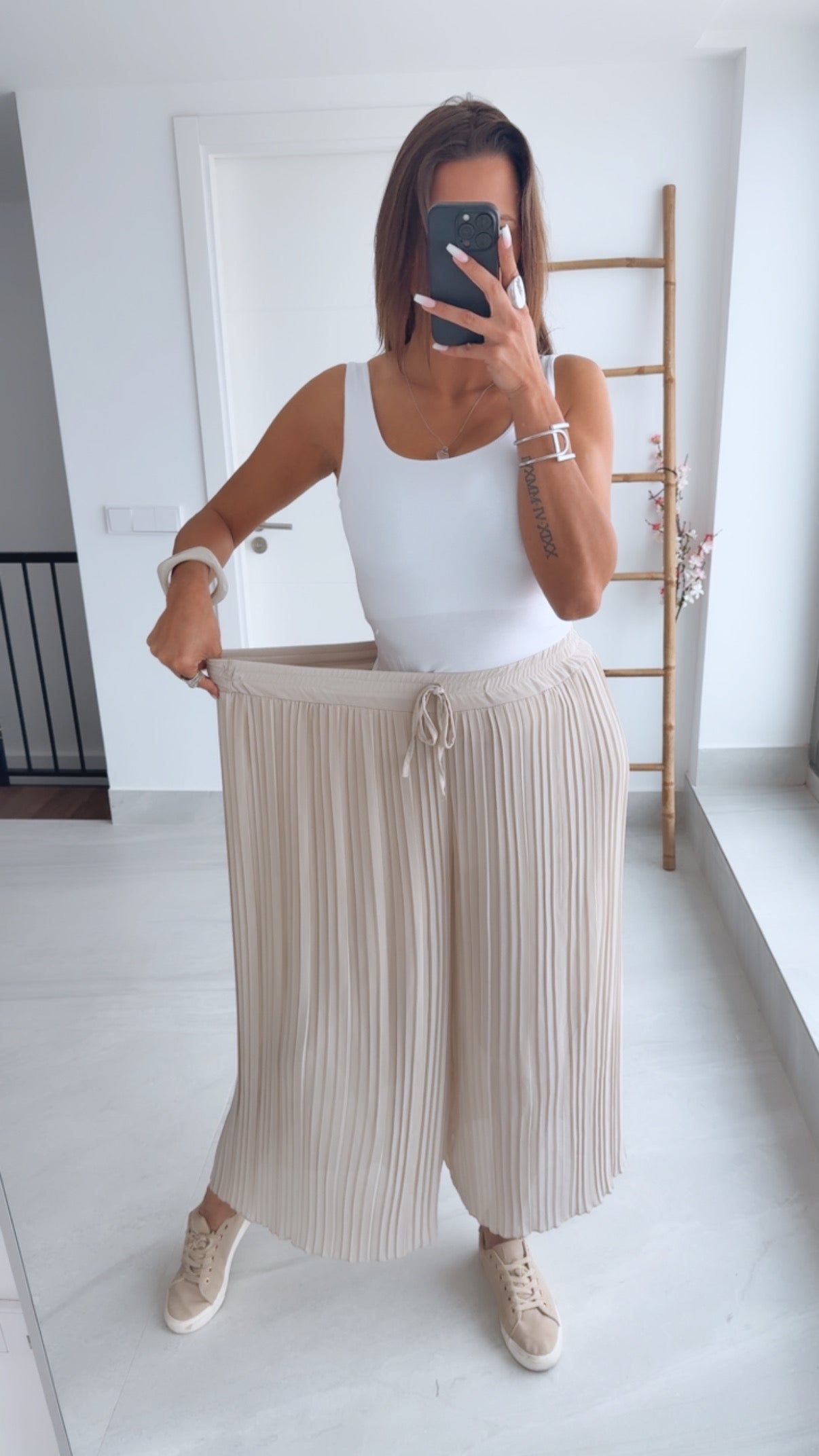 Pantalón plisado Beige